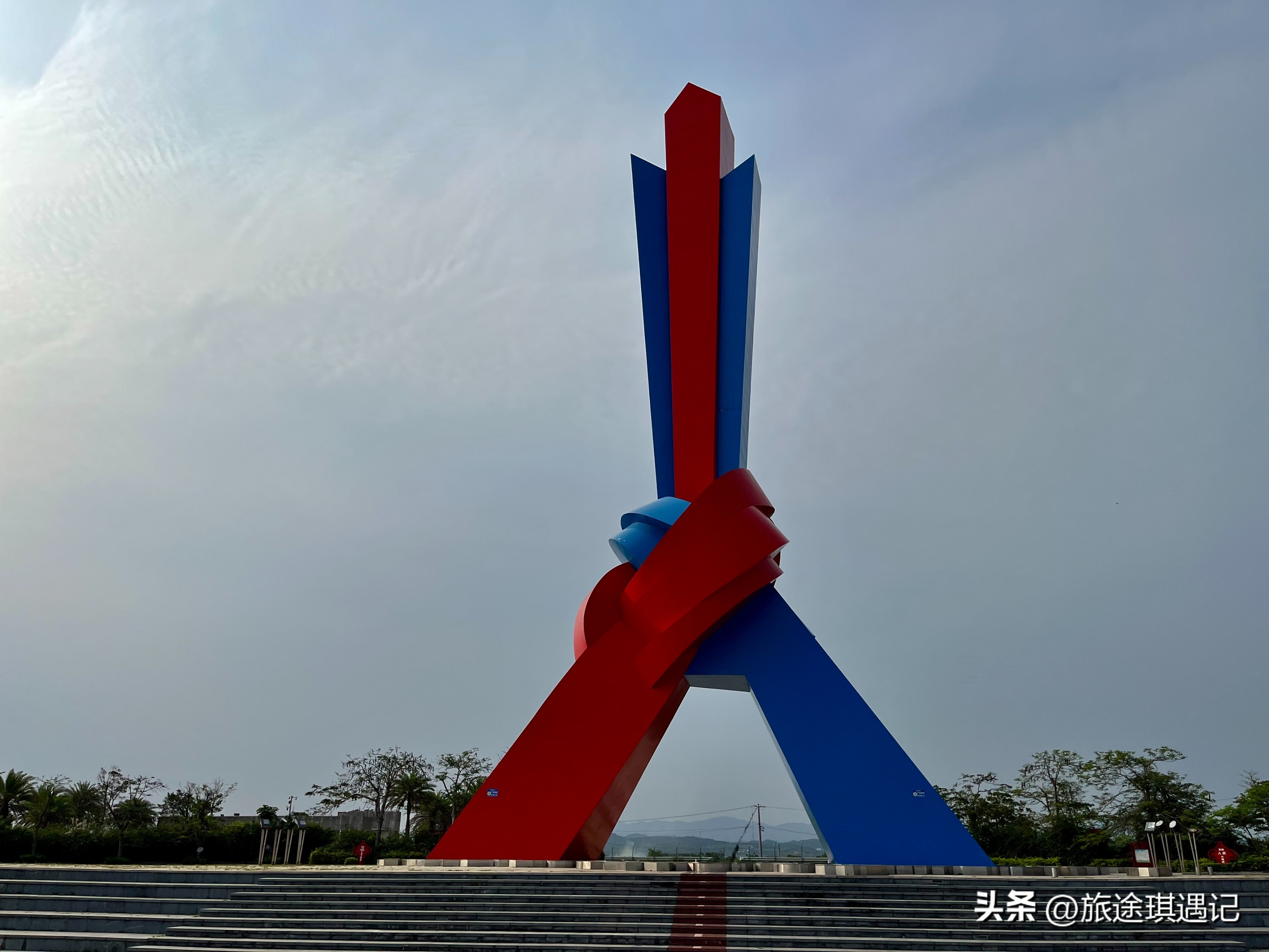 东兴与越南边境交界处,越南人看东兴北仑河