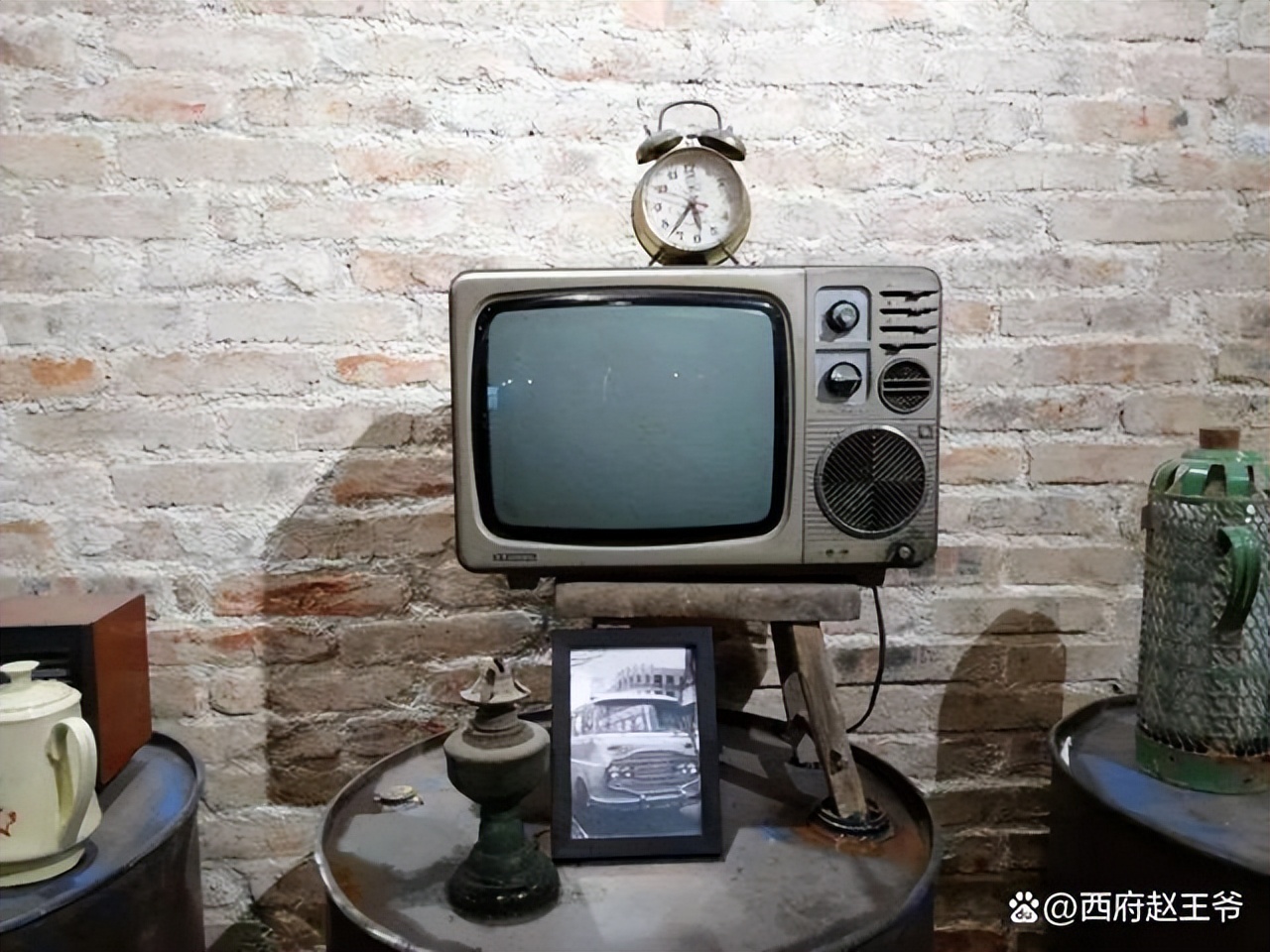 80年代黑白电视机,80年代初黑白电视多少钱