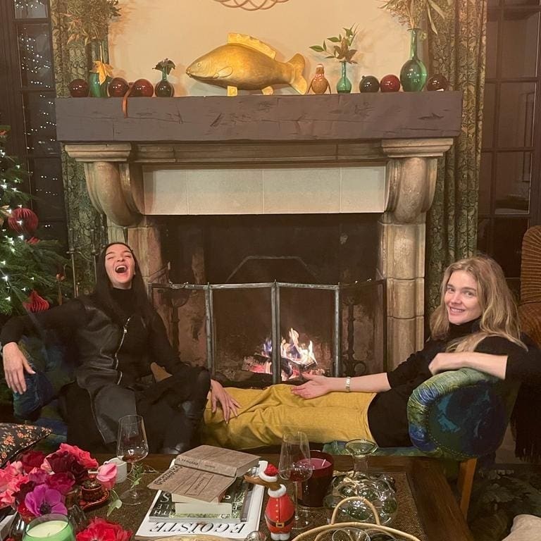 水果娜的不老少女颜绝了！穿毛衣裙也高级，带两娃逆袭成LV太子妃