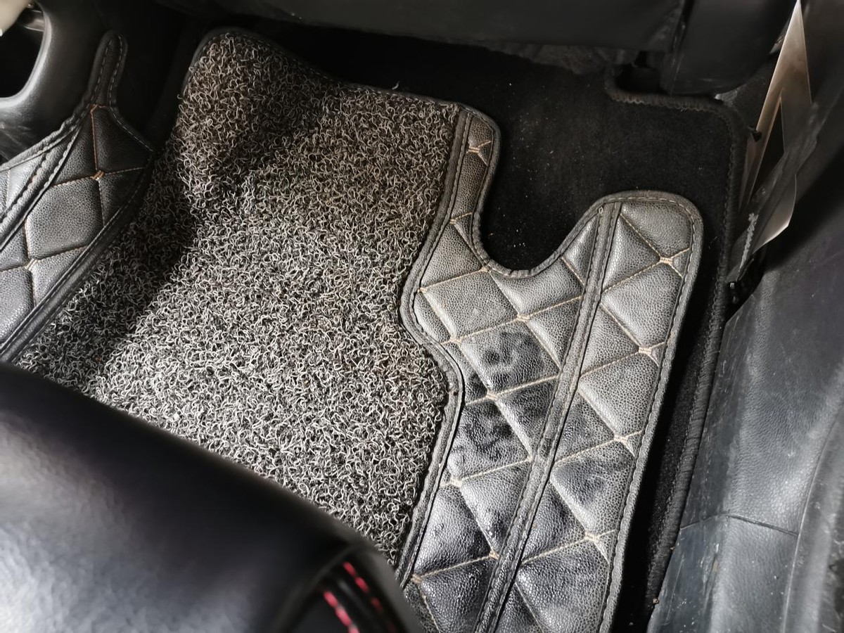 汽车里一股臭脚味,汽车脚垫有臭味怎么消除