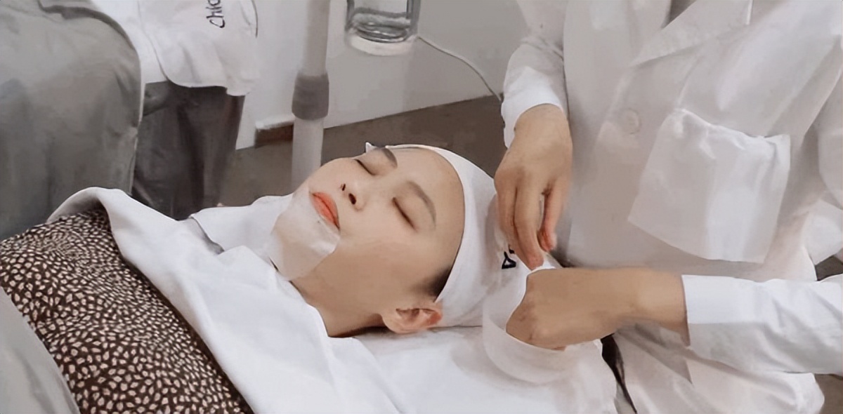 鼻子黑头里挤出的白色油脂怎么办,鼻子上有硬硬的黑头怎么办