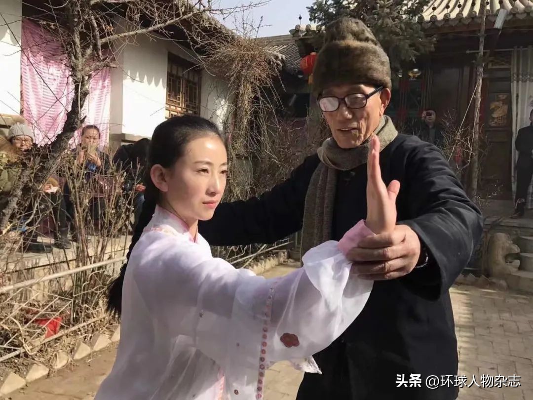 女侠耍刀剑,现实版女侠