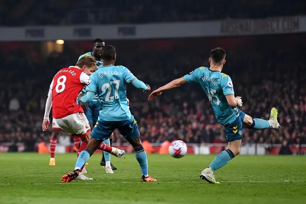 继续掉链！落后2球时比领先2球时踢得好，枪手用三连平告别冠军