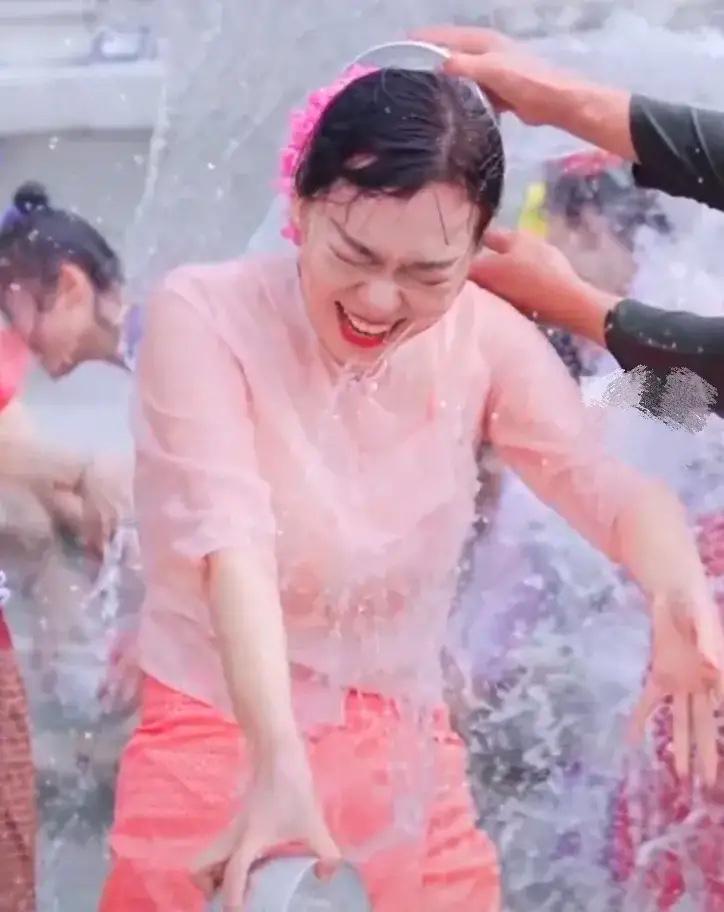 2010西双版纳傣族万人泼水节,西双版纳万人泼水节狂欢