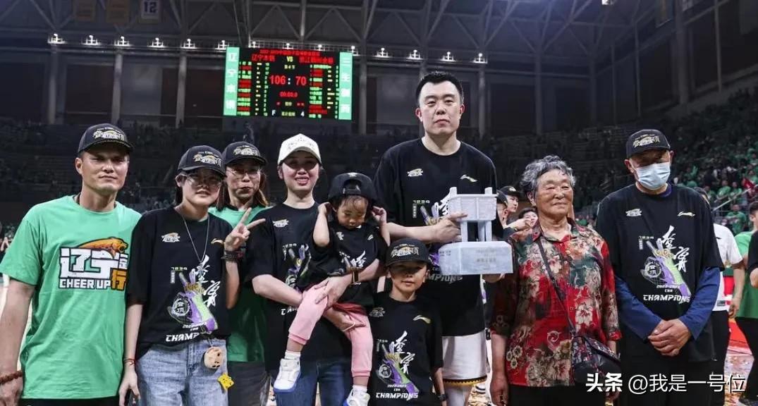 辽篮大赛郭艾伦,辽篮队员在郭艾伦面前秀恩爱