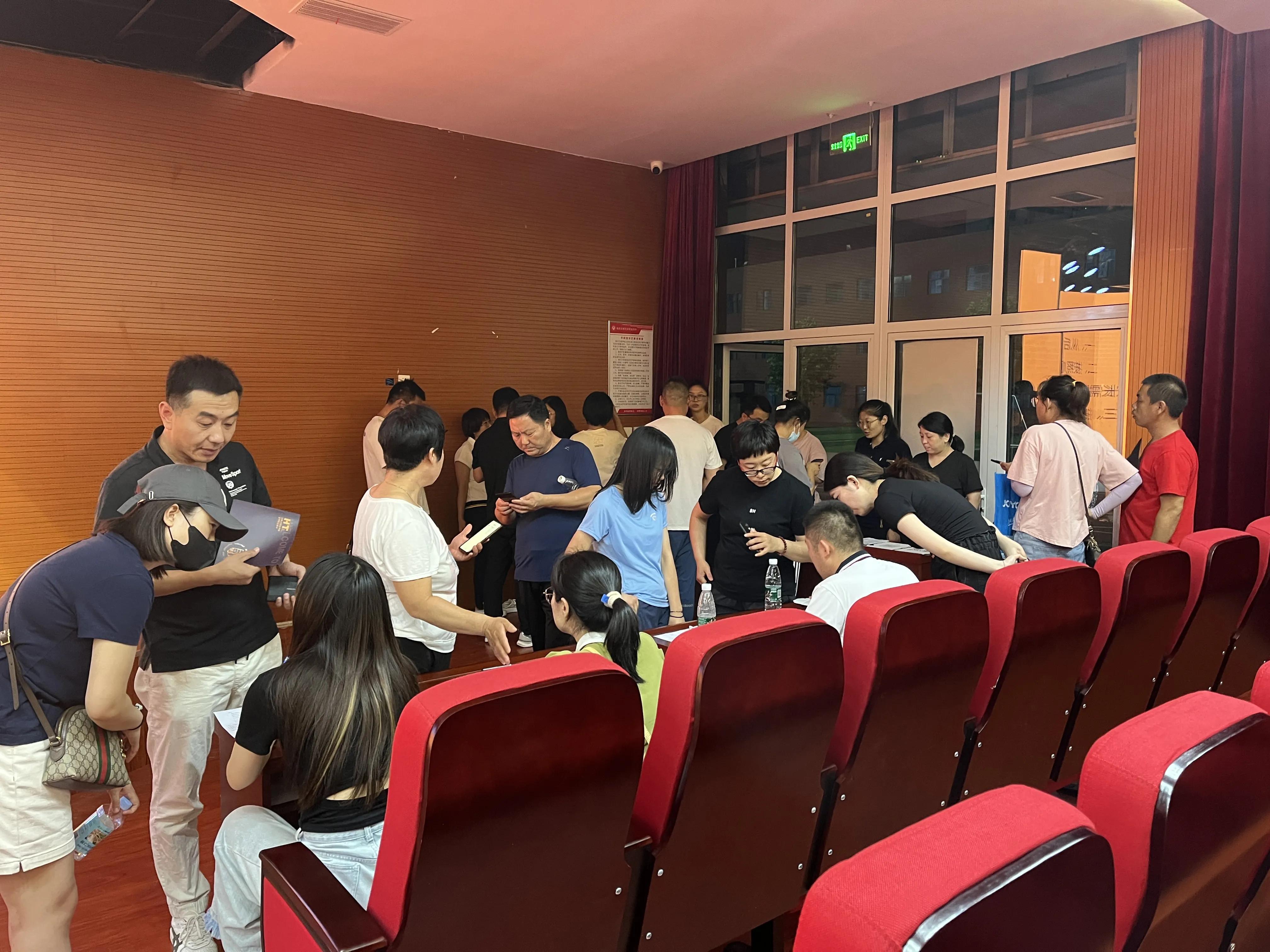 石家庄高中录取深夜排队,石家庄高校大火最新报道