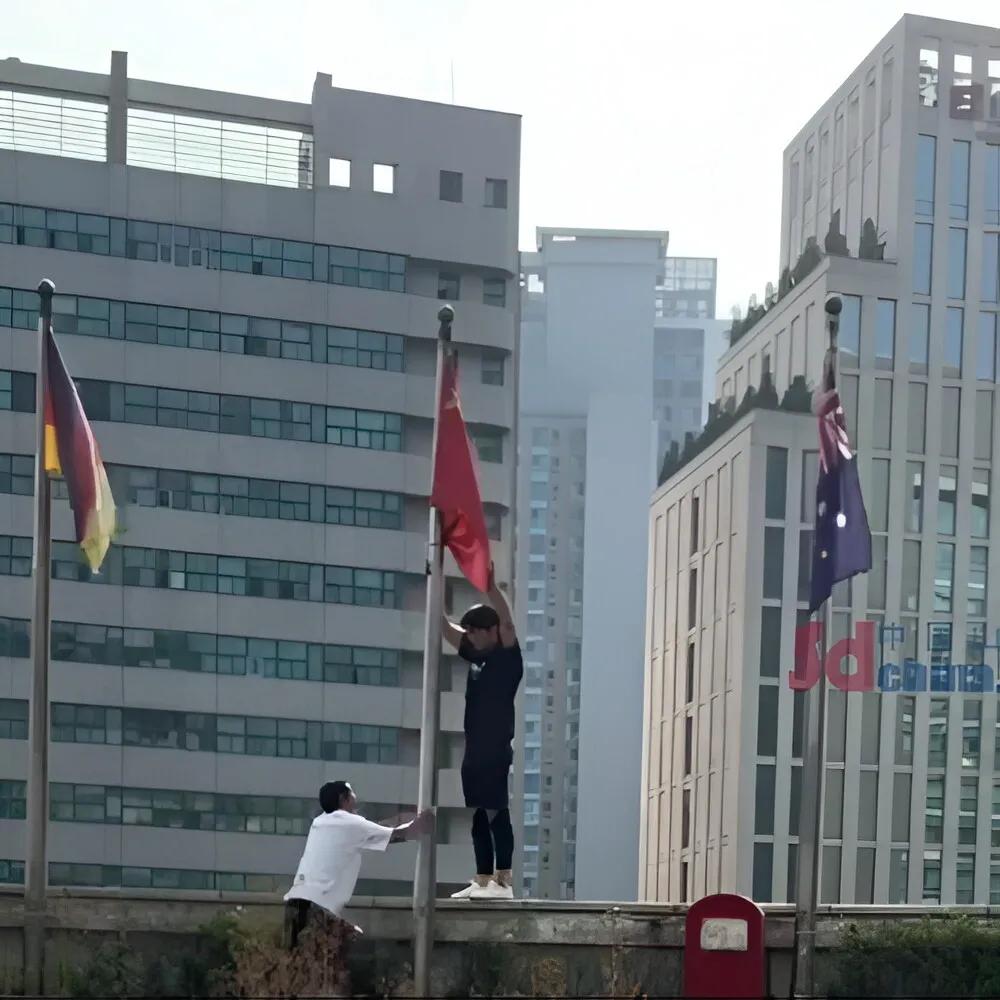 中韩旗帜事件引爆舆论，#五星红旗被*绑捆**酒店连说10句对不起#