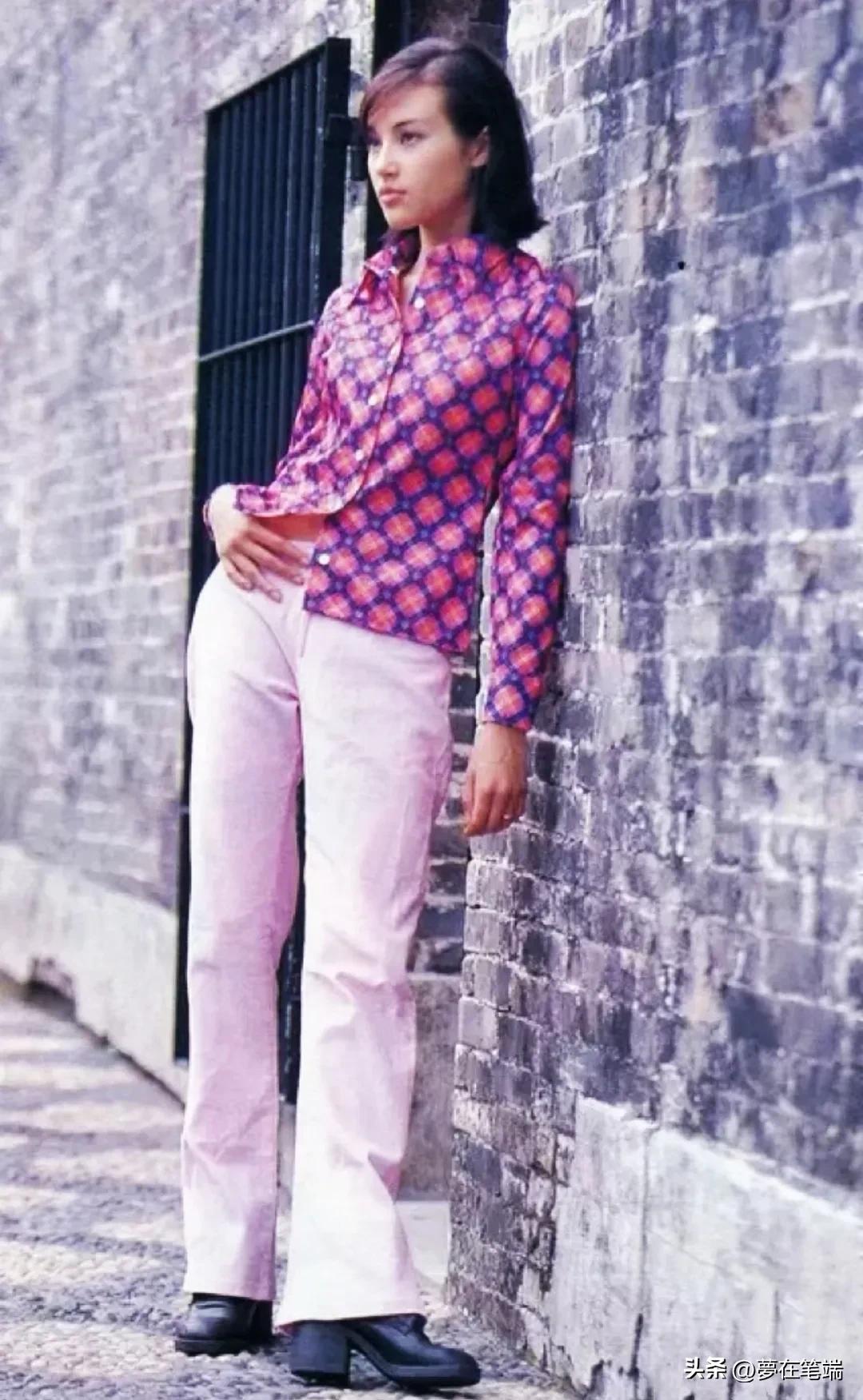 如今很多人吐槽大S穿阿依莲的衣服很土,其实那时的大S很甜美淑女