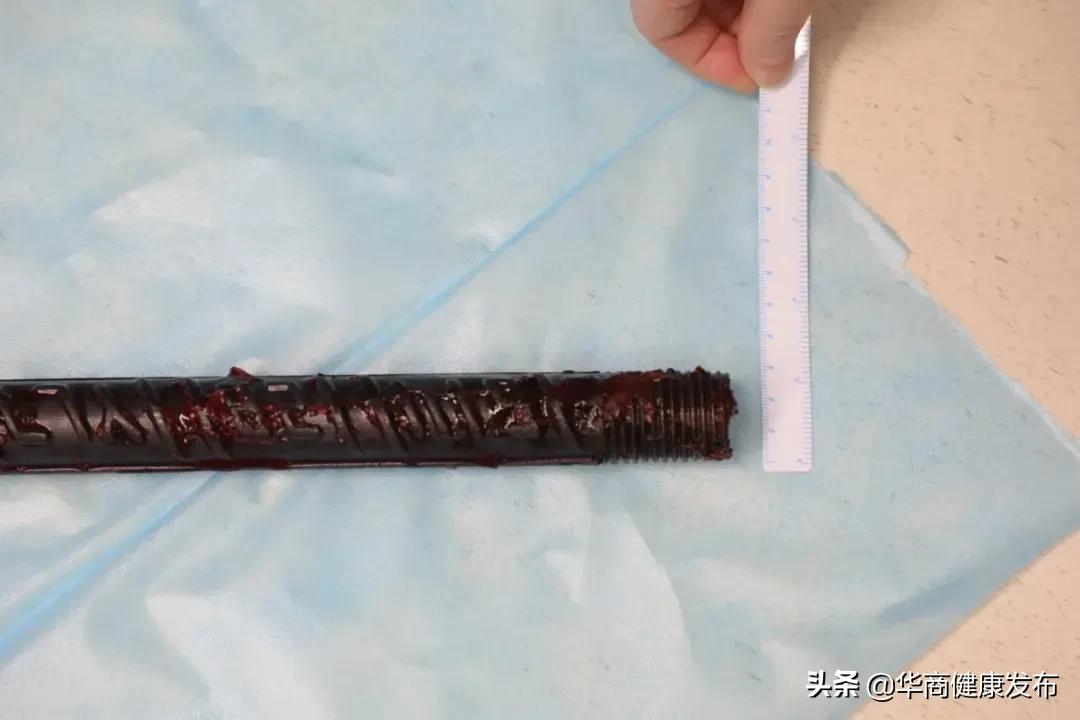 三尺钢筋贯穿胸腹,1米长的钢筋穿过脑袋