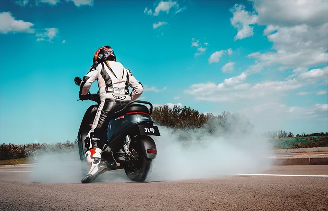 现在续航能力最大的电动车品牌,全球首款续航破1000km的电动车