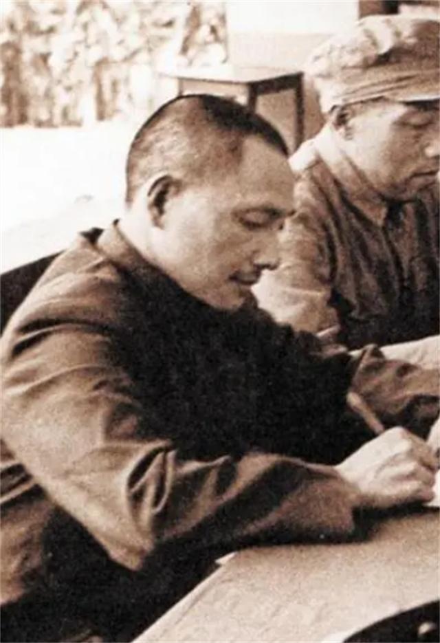 1977年邓公约见*锡联陈**，*锡联陈**向邓道歉，邓公：你在北京不欠账