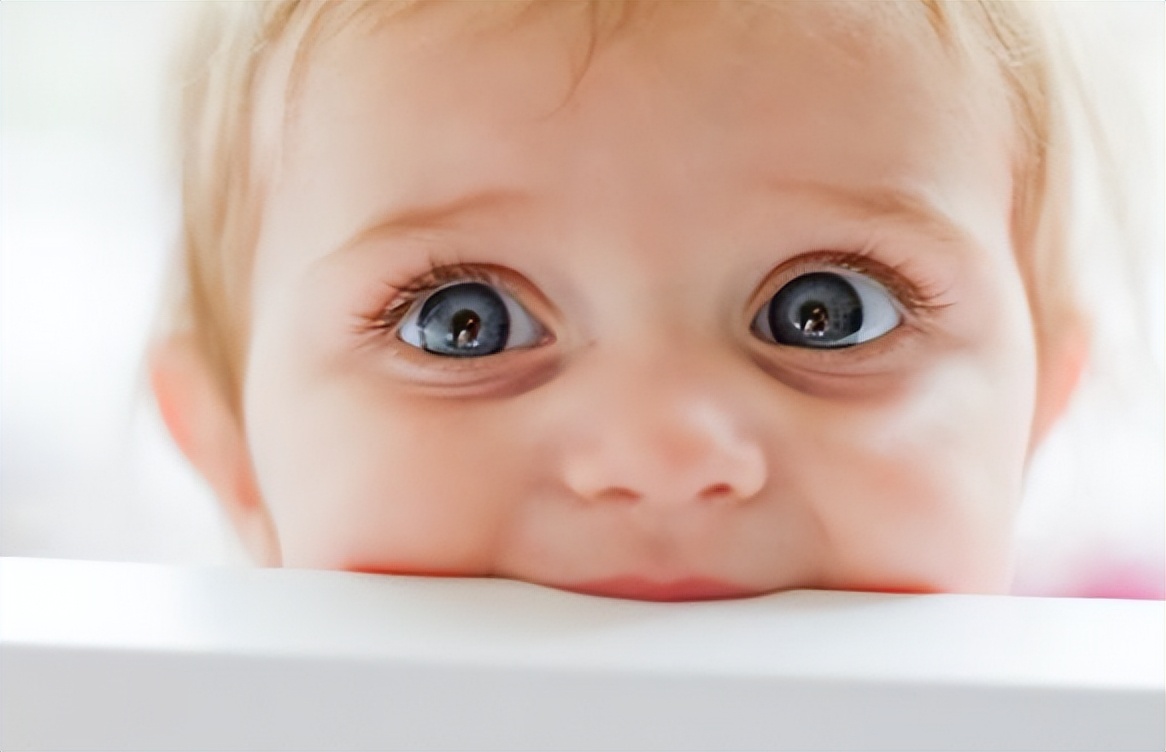 宝宝出生皮肤黑长大以后会变白吗,宝宝出生后很白为什么慢慢变黑了