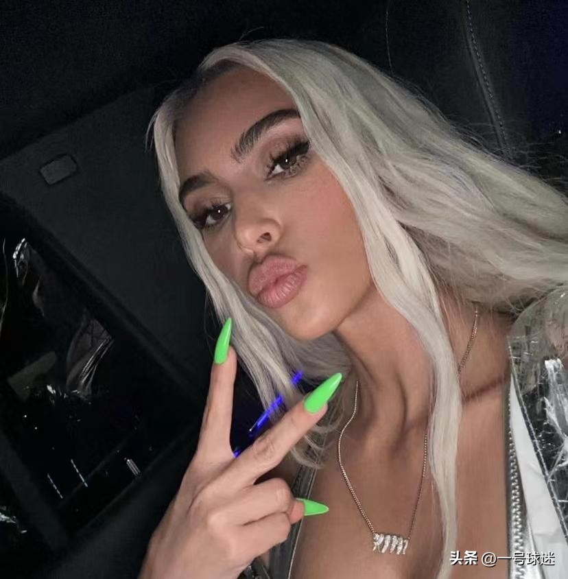 metgala2021卡戴珊马尾辫,卡戴珊双马尾辫