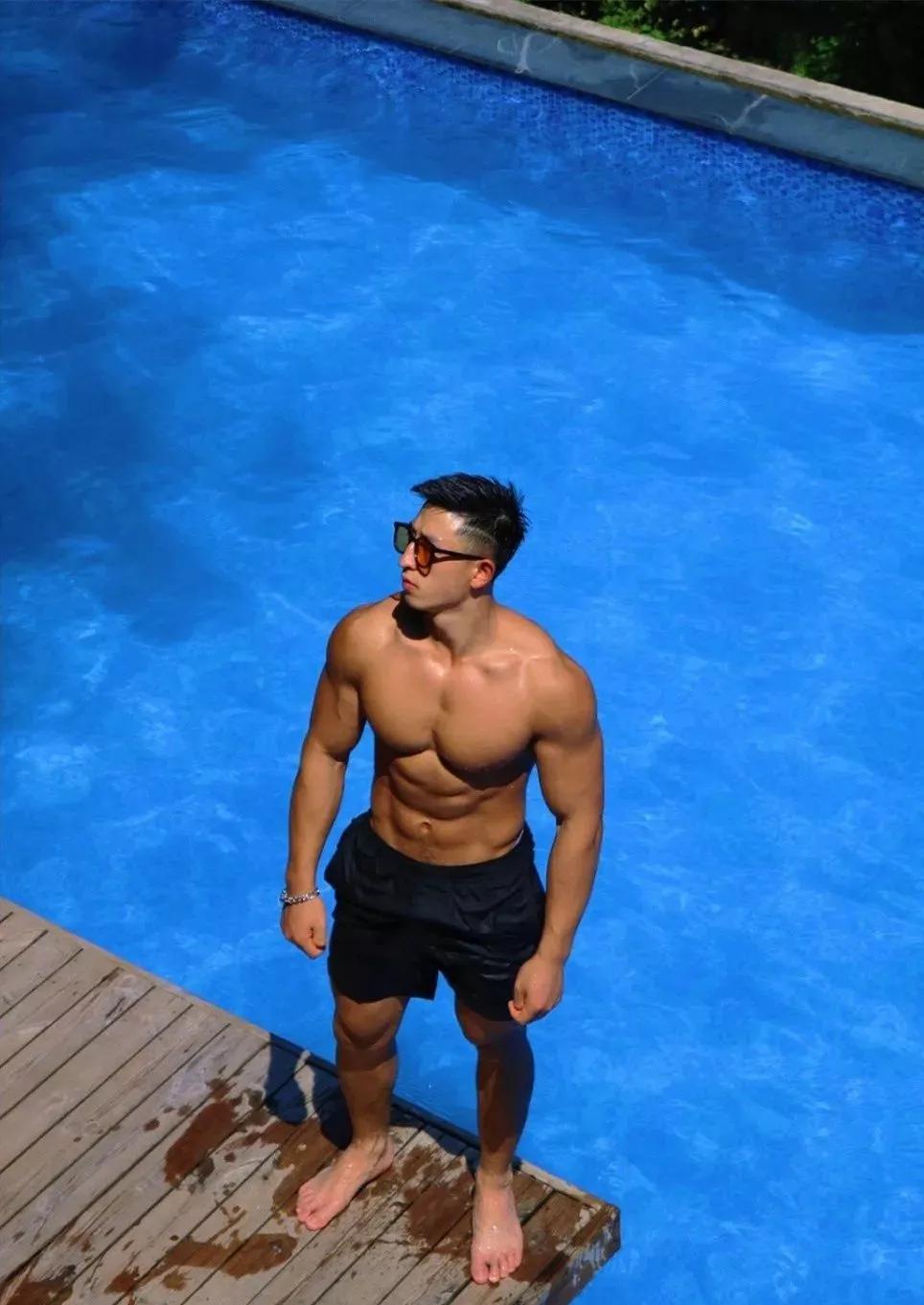 黝黑爷们帅哥寸头,黝黑皮肤的帅哥