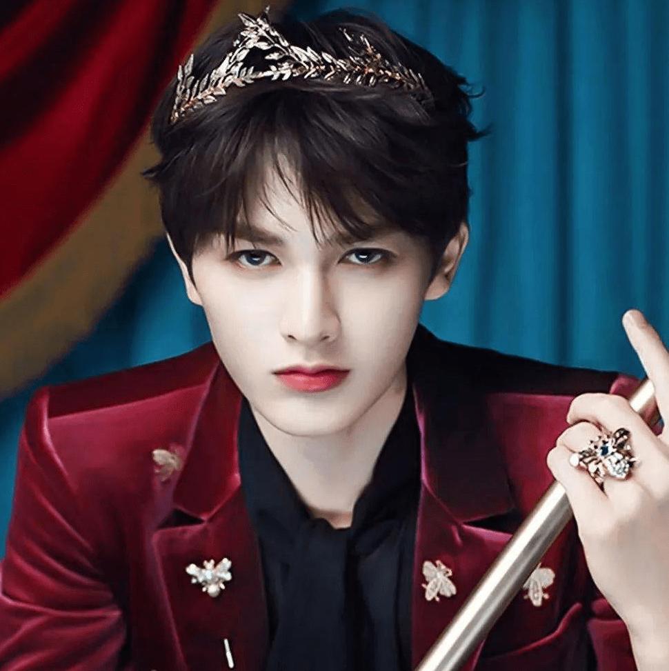 筷子腿、眯眯眼、痘坑脸,9位“男神”生图现原形,神颜变普男!