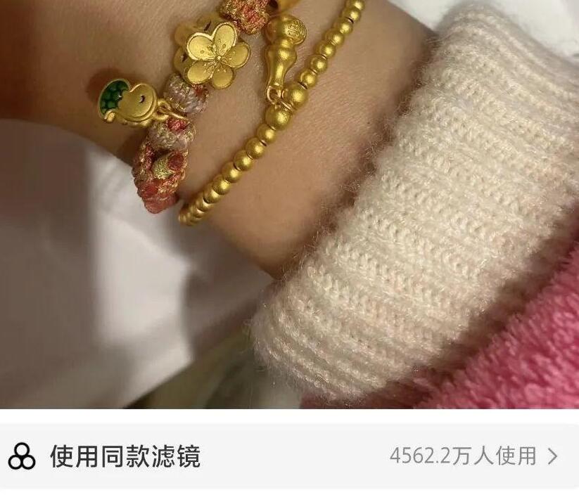 “随着黄金在年轻人中如此流行，现在金店的营业员比LV柜台的女孩