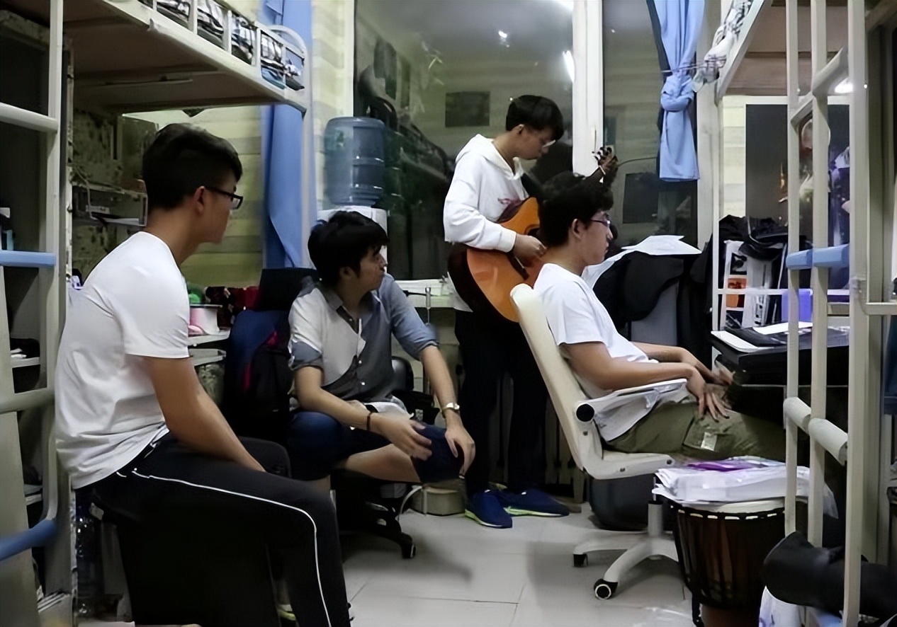 “奶头乐”出现在大学校园，不少大学生深陷其中，家长却浑然未知