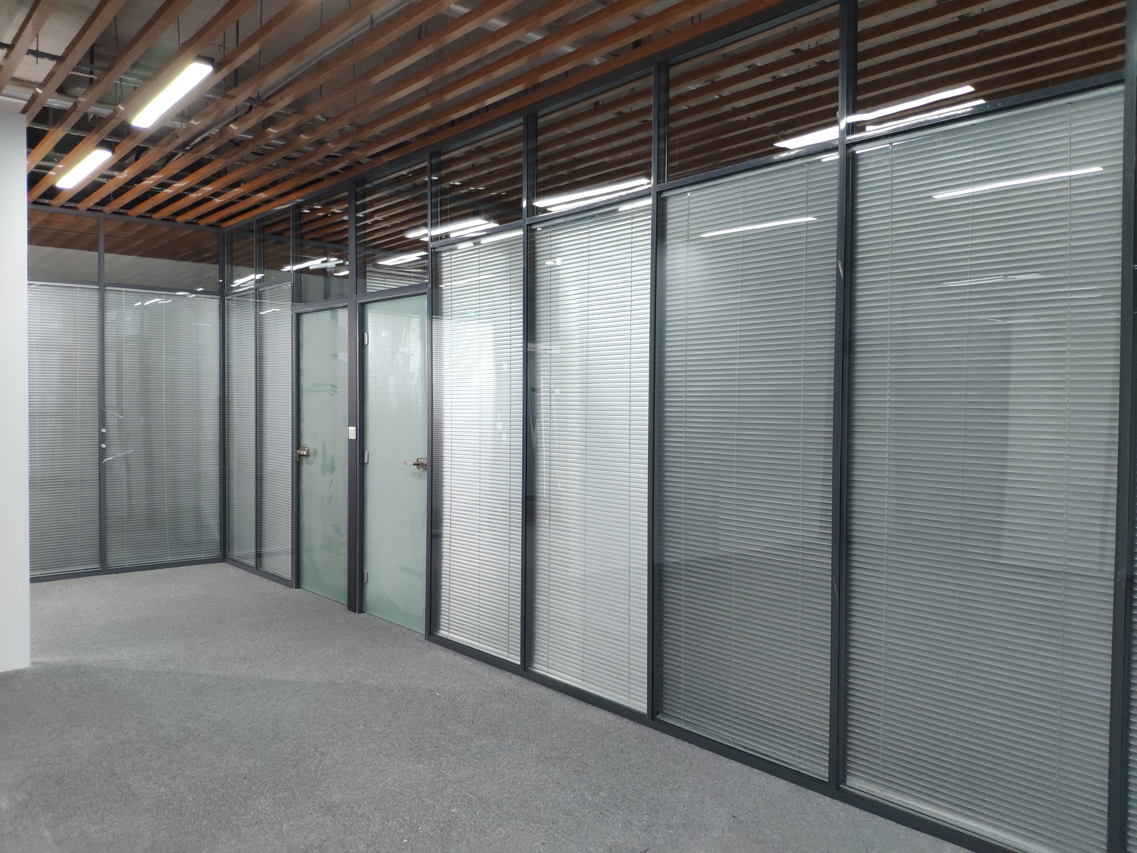 矮墙玻璃隔断效果图,单层百叶隔断墙装修设计