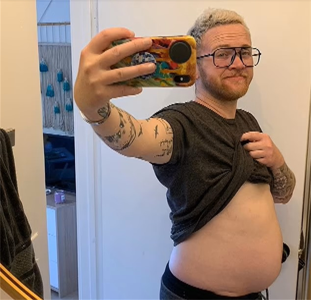 2020年，美国一男子自然怀孕生下男婴，竟不愿孩子叫自己“妈妈”