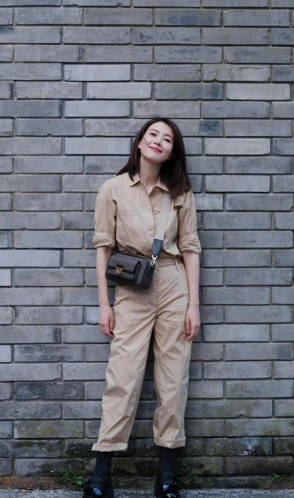 高圆圆晒照穿风衣清纯气质尽显,高圆圆穿搭简单气质优雅知性