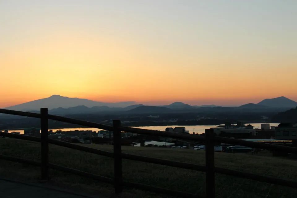 到济州岛玩遇到新人拍婚纱照,海南带着婚纱去旅行