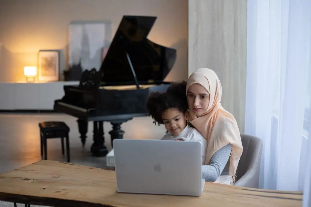 孩子早恋高情商的妈妈怎么处理,对于早恋妈妈应该怎么正确引导