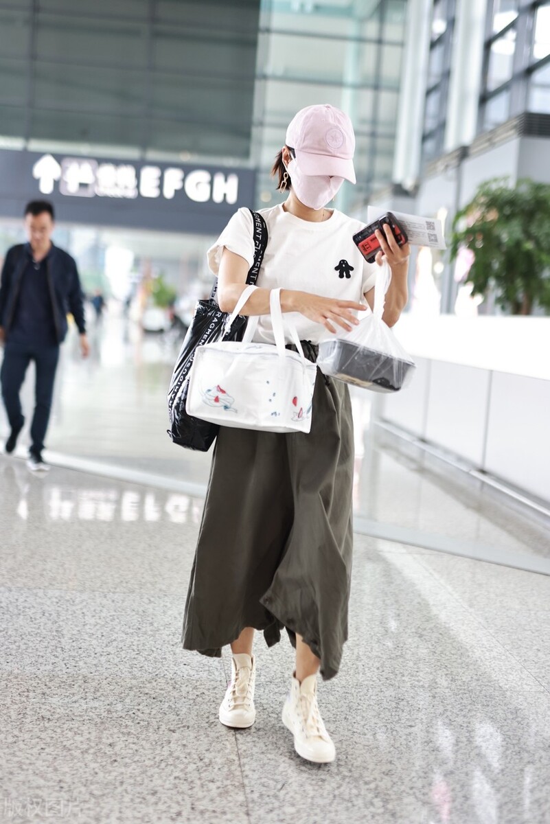 马伊琍最新穿搭羽绒服现身机场,马伊琍短裤现身机场