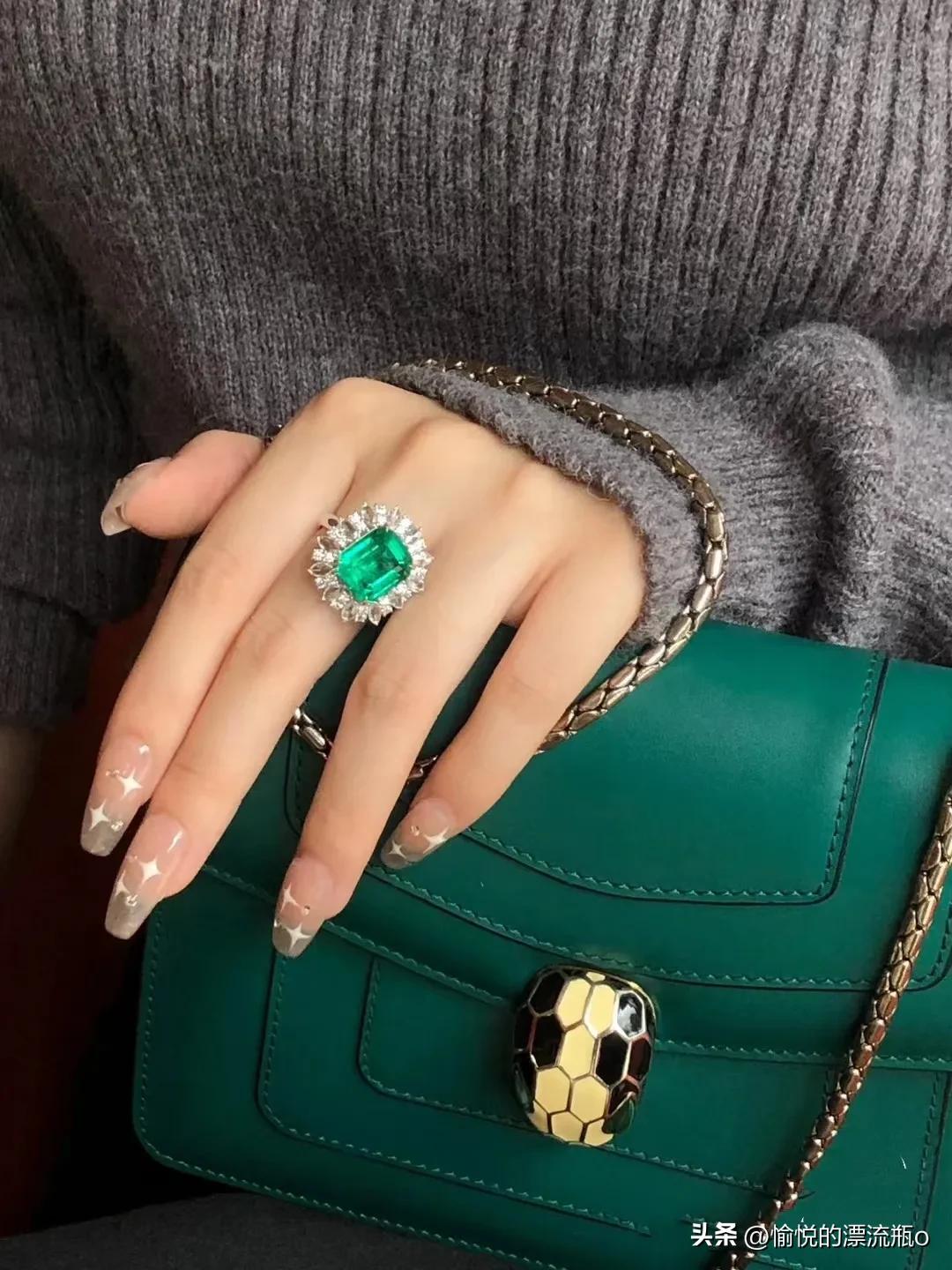 周姐介绍个对象，安排旁边的咖啡馆见面，回来，一进门脸色发白。