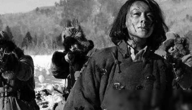 日军要侵犯16岁少女，她拼命挣扎，突然日军将*刀刺**插进她的大腿！