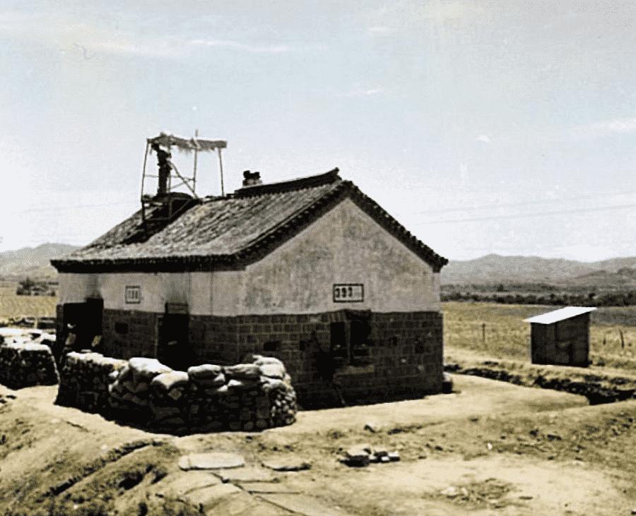 真实晚清老照片：穿着肚兜的*女妓**在揽客，底层妇女穷到衣不蔽体2