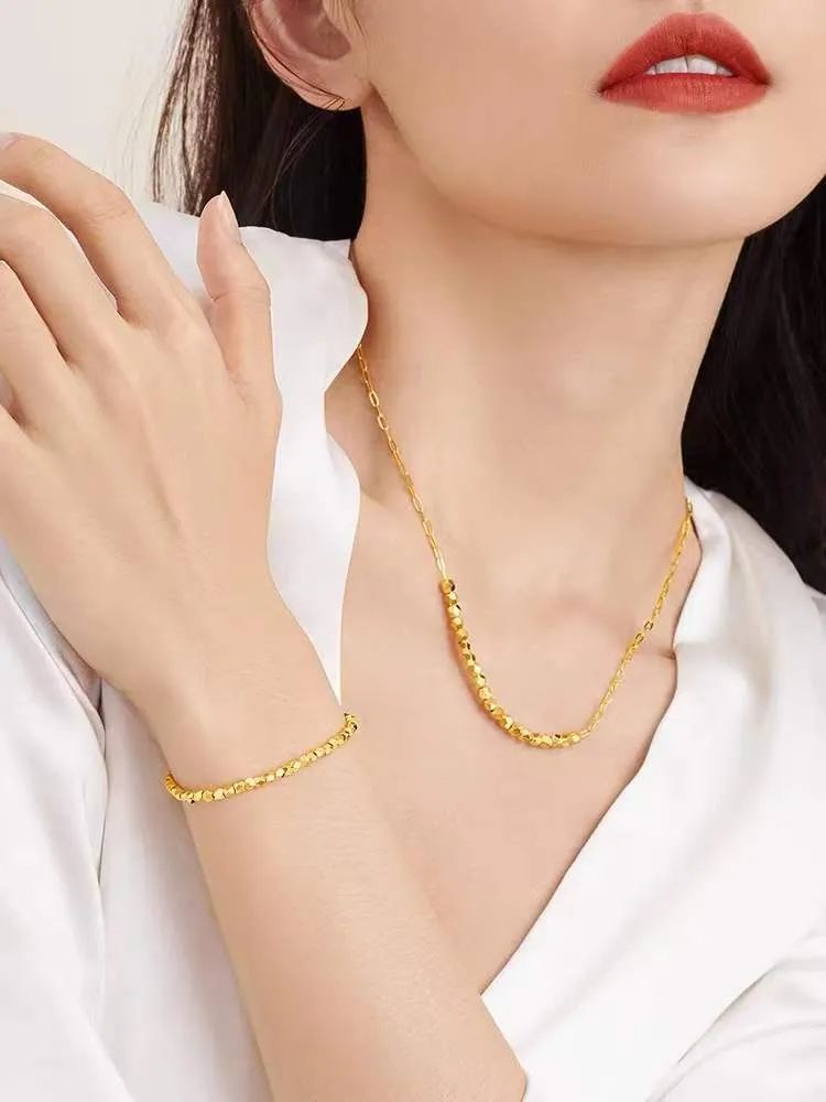 迎财神要摆几样东西最好,手捧元宝的财神金子