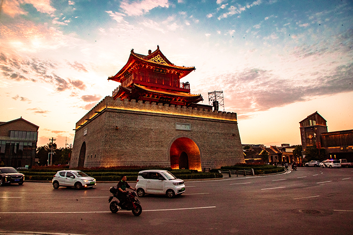 豫北老街体验市民夜生活，青年人摆地摊烟火气息浓，千年古城火了