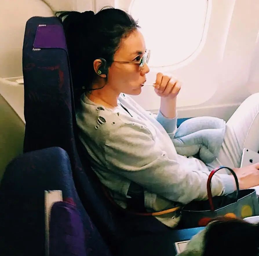 王菲谢霆锋经济舱,网友经济舱遇王菲谢霆锋