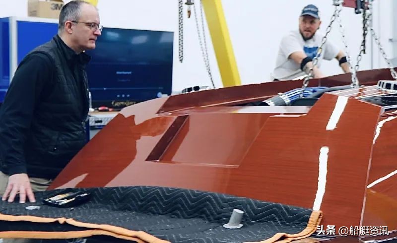 这家重生的造船商正在使用3d技术创造现代的红木经典游艇