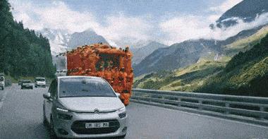 如何评价这个女主持人，主持了一半把*袜丝**脱了？