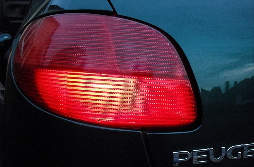 怎样消除刹车灯故障灯,刹车灯不亮一招教你检查刹车灯