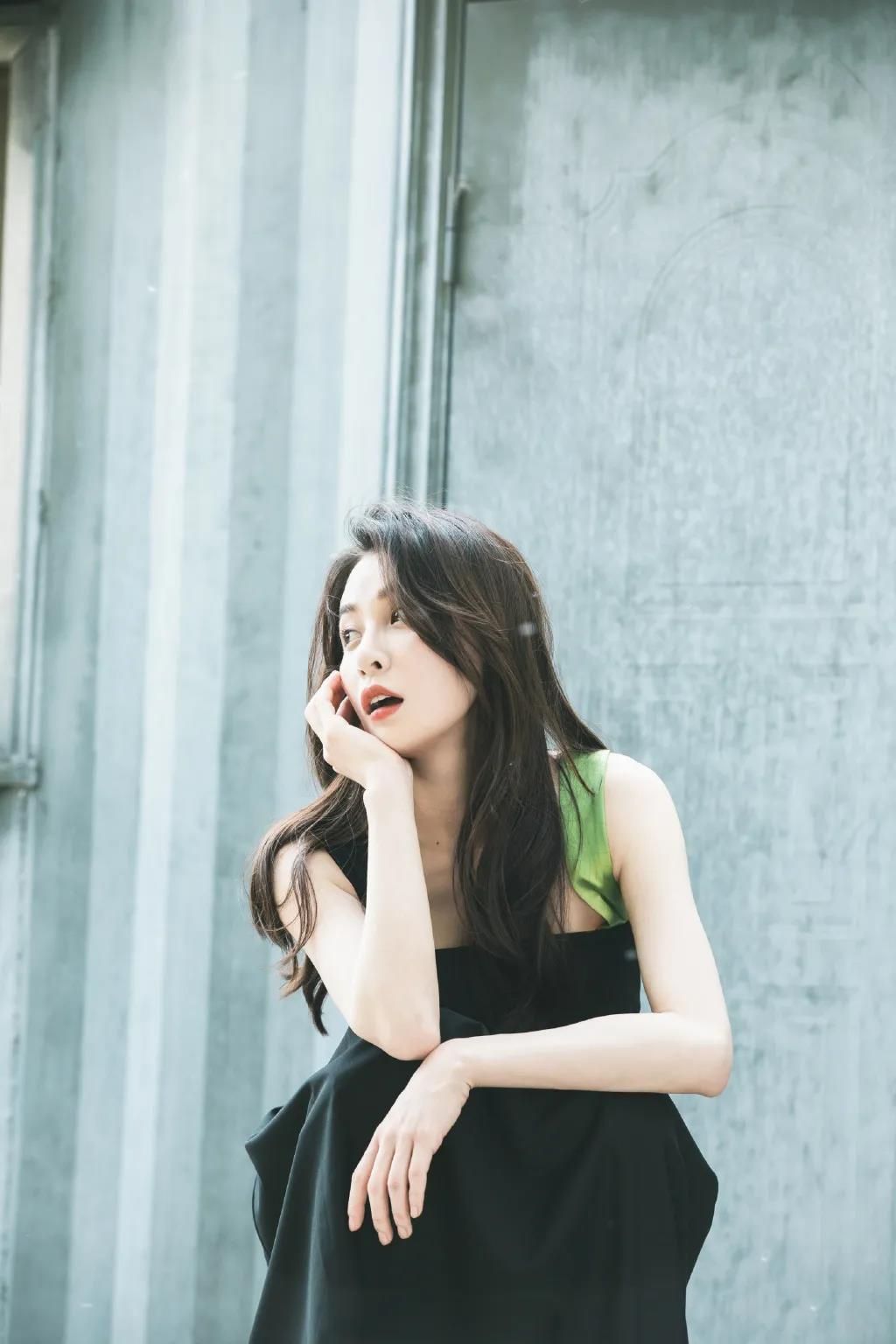 隆妮深v礼服,隆妮白衬衣