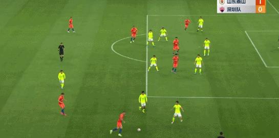 禁区拉倒人罚点球还是红牌,球员违例和犯规裁判应该怎么做