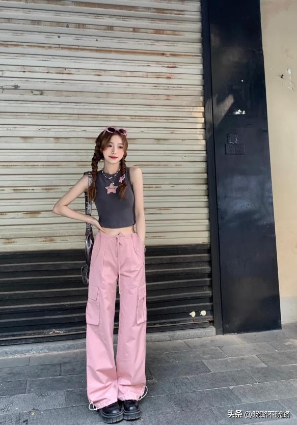 今年特流行工装裤时尚百搭又有型,工装裤女卡其色搭配红色平底鞋