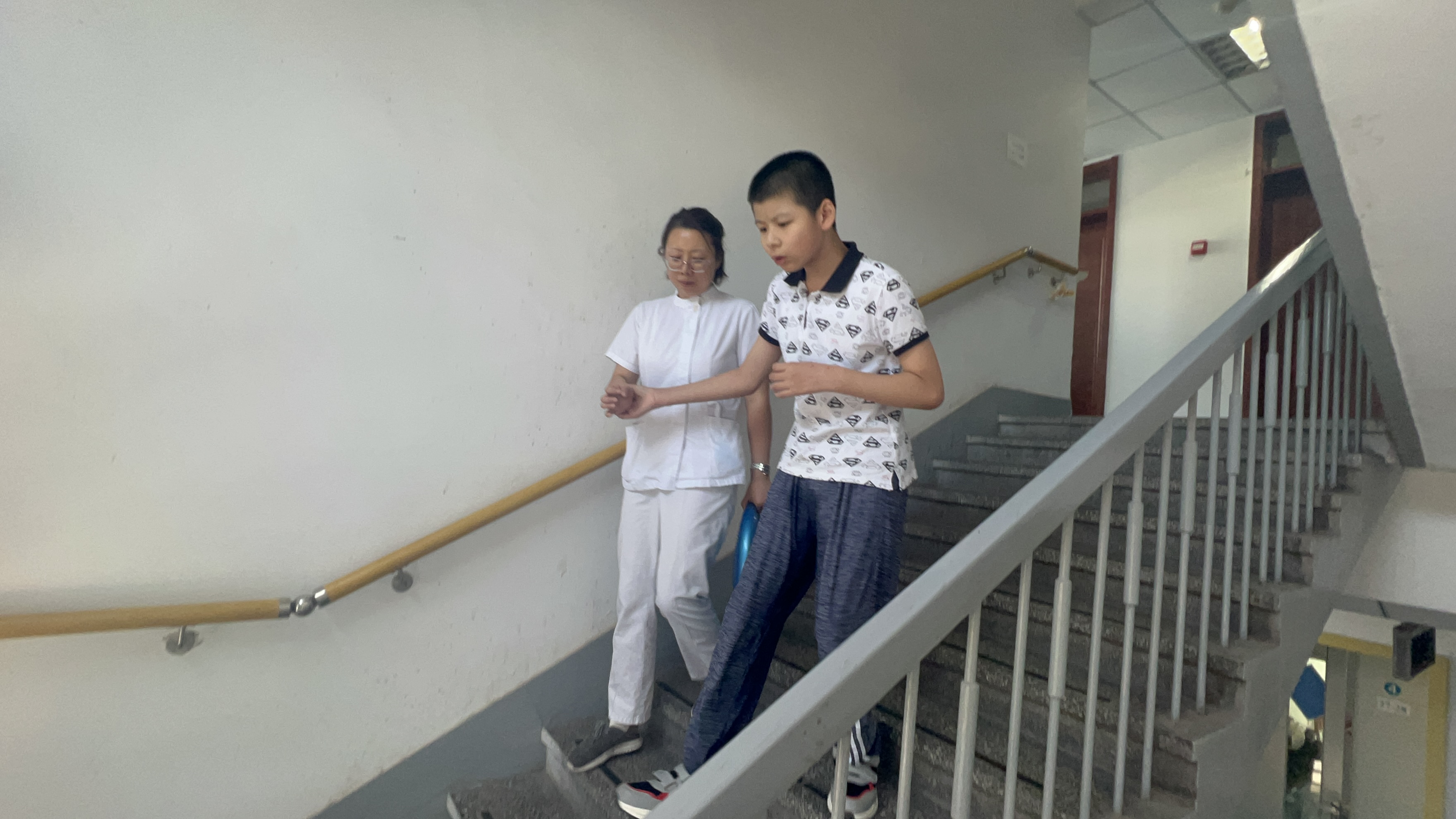 教孩子穿袜子要教半个月，男从业者难以启齿自己的工作…儿童康复治疗师：不认可是服务人员，我们希望被看见