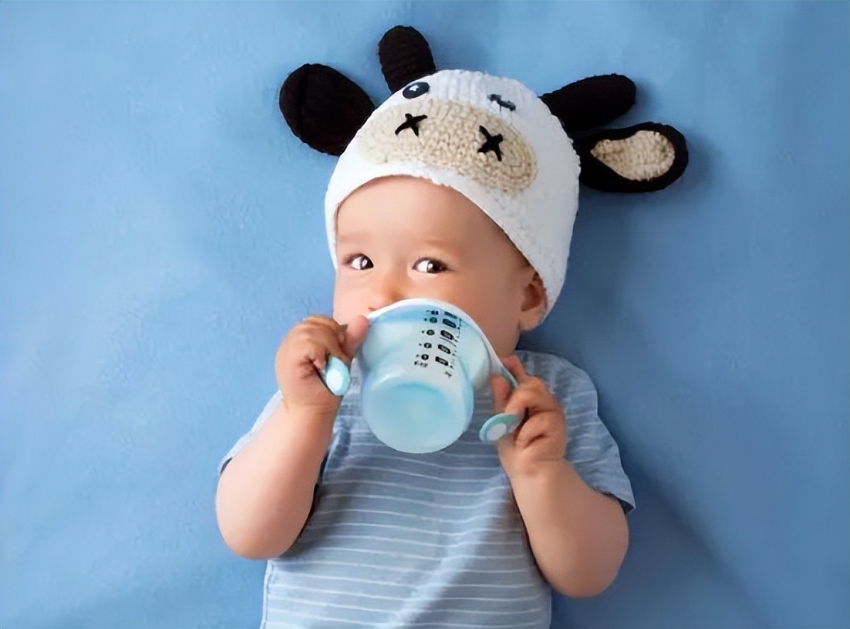 4岁左右的孩子，仍然在喝配方奶，正常吗？配方奶几岁喝好些？