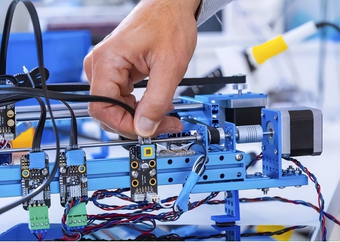 双循环视角下,为优化*疆新**外贸高质量发展,可从哪些方面入手?