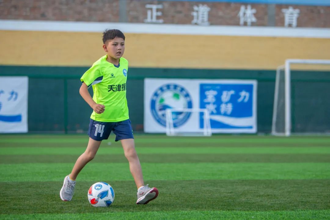 “十城带百县”助力乡村振兴|*疆新**和田足球小巴郎感受天津足协外教训练指导现场观战津超赛事