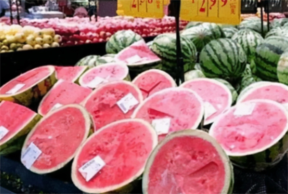 河北西瓜血案始末：1个坏西瓜索赔1万！超市员工捅死老两口后自杀