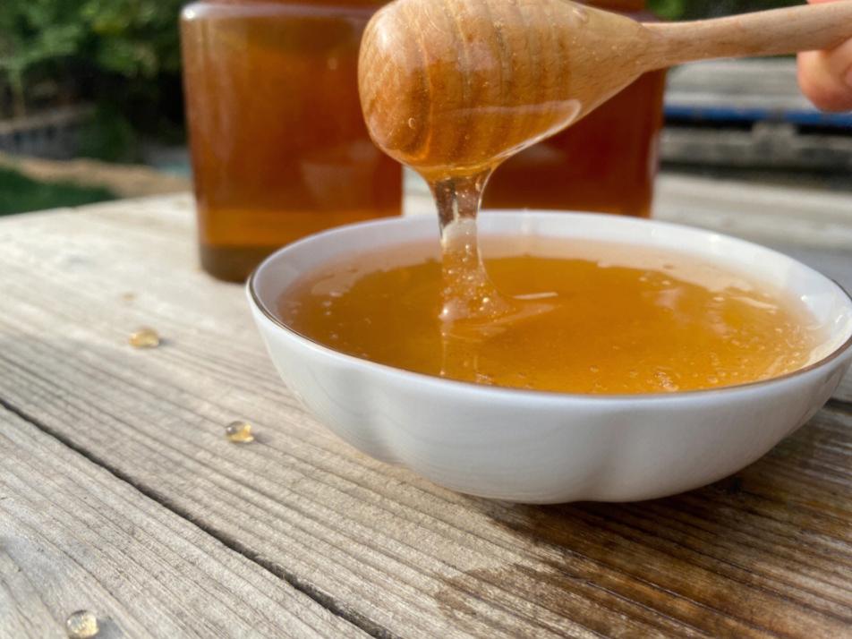 150元一斤深山养蜂蜜,100岁夫妻深山隐居养蜂吃蜜