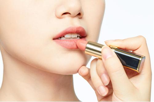 唇部护理去死皮淡化唇纹,唇部涂了唇膏还是干裂脱皮怎么办