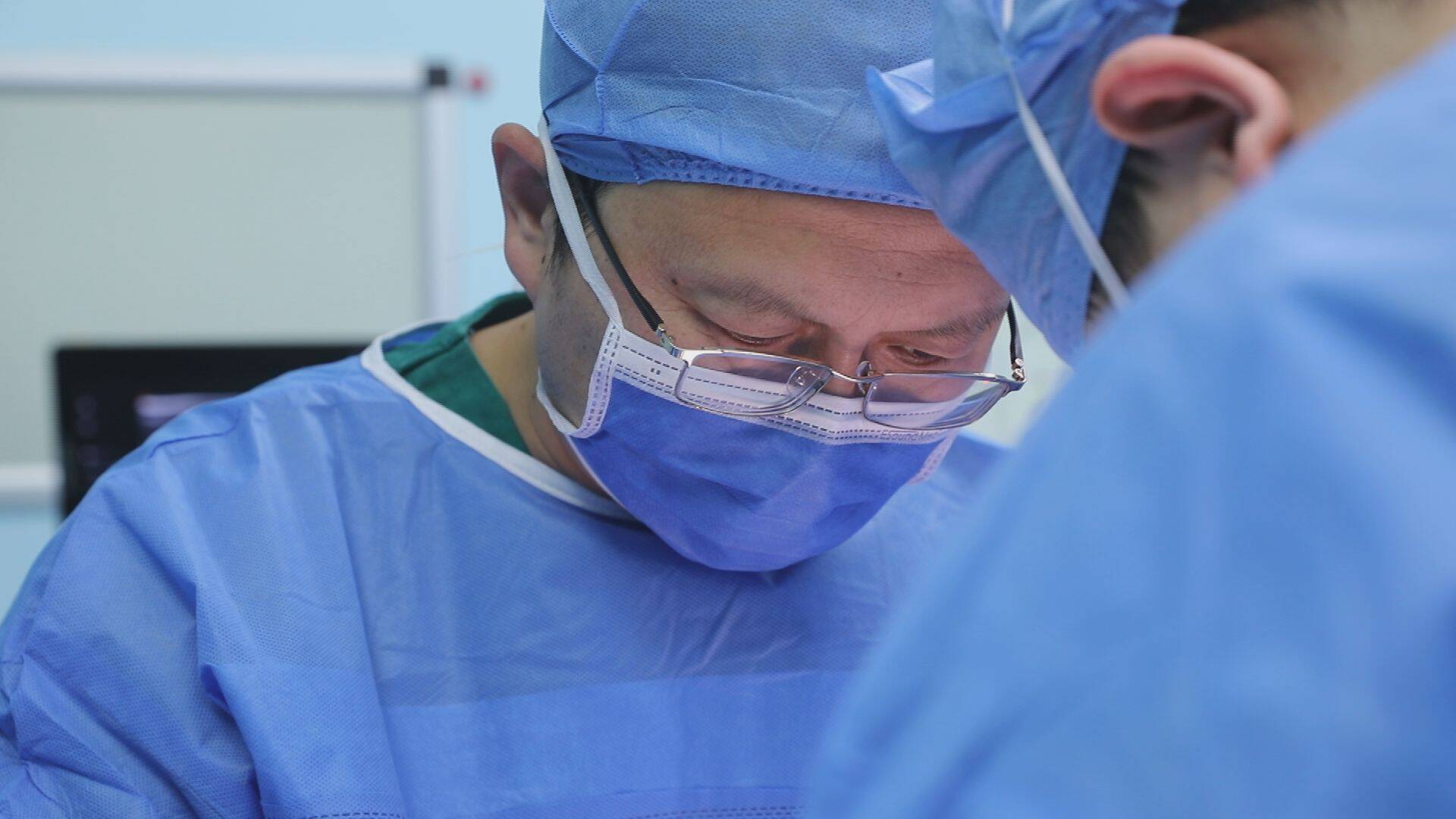 无影灯下的守护者医路有你,无影灯下的生命保护神