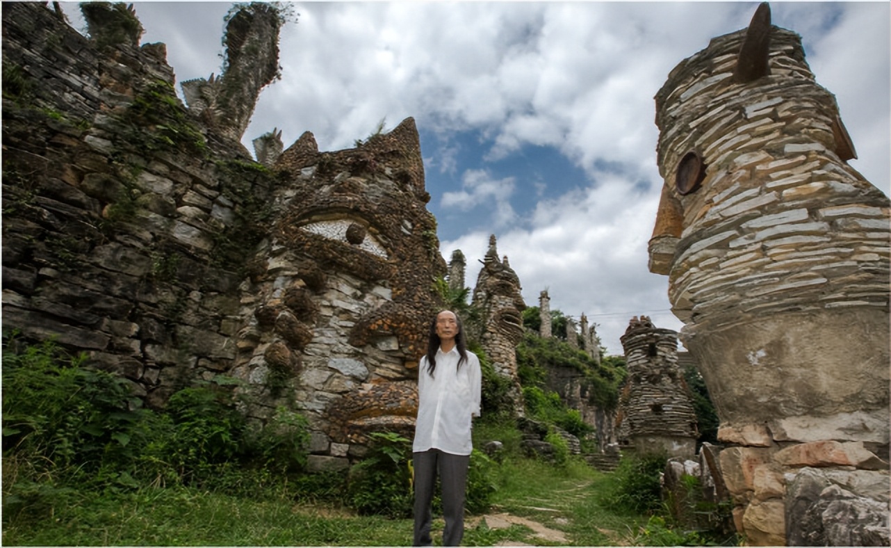 贵州80岁老人隐居深山打造古城,贵州一老人隐居在古堡30年