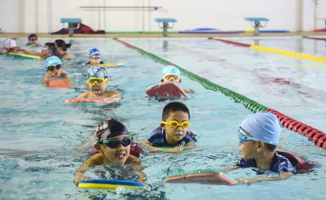 羡慕了！江苏一地16所学校试点开设游泳课程
