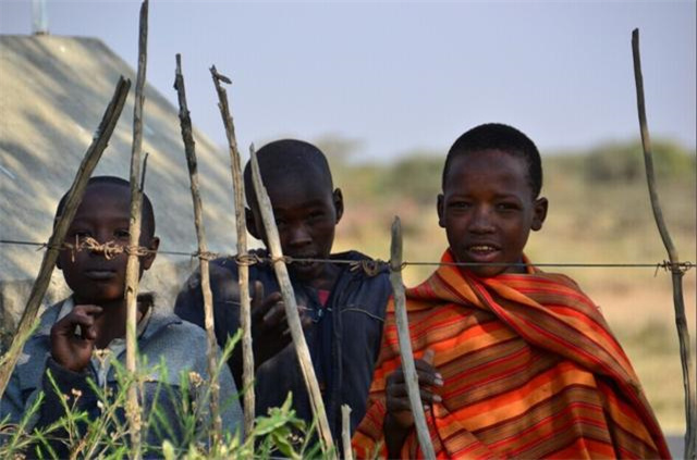 7年前，非洲1岁男孩被父母遗弃，流浪途中遇游客喂水后被收养